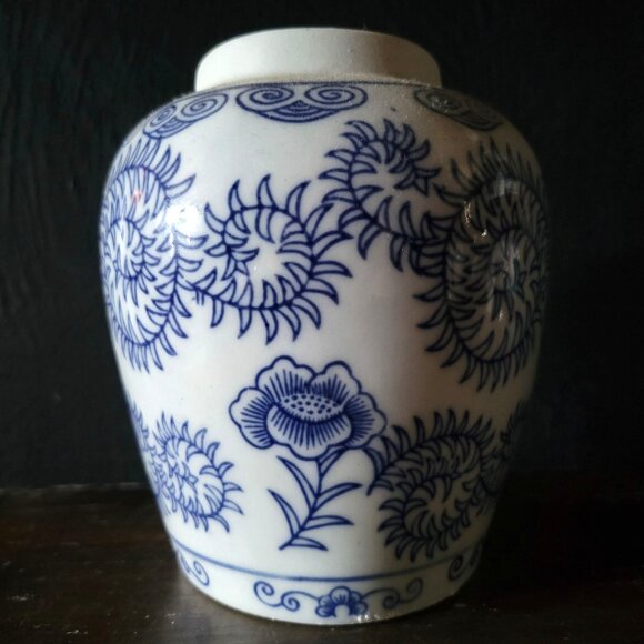 Small Oval Shape Vintage Blue and White Chinoiserie Asian Ginger Jar / Vase - Picture 4 of 6